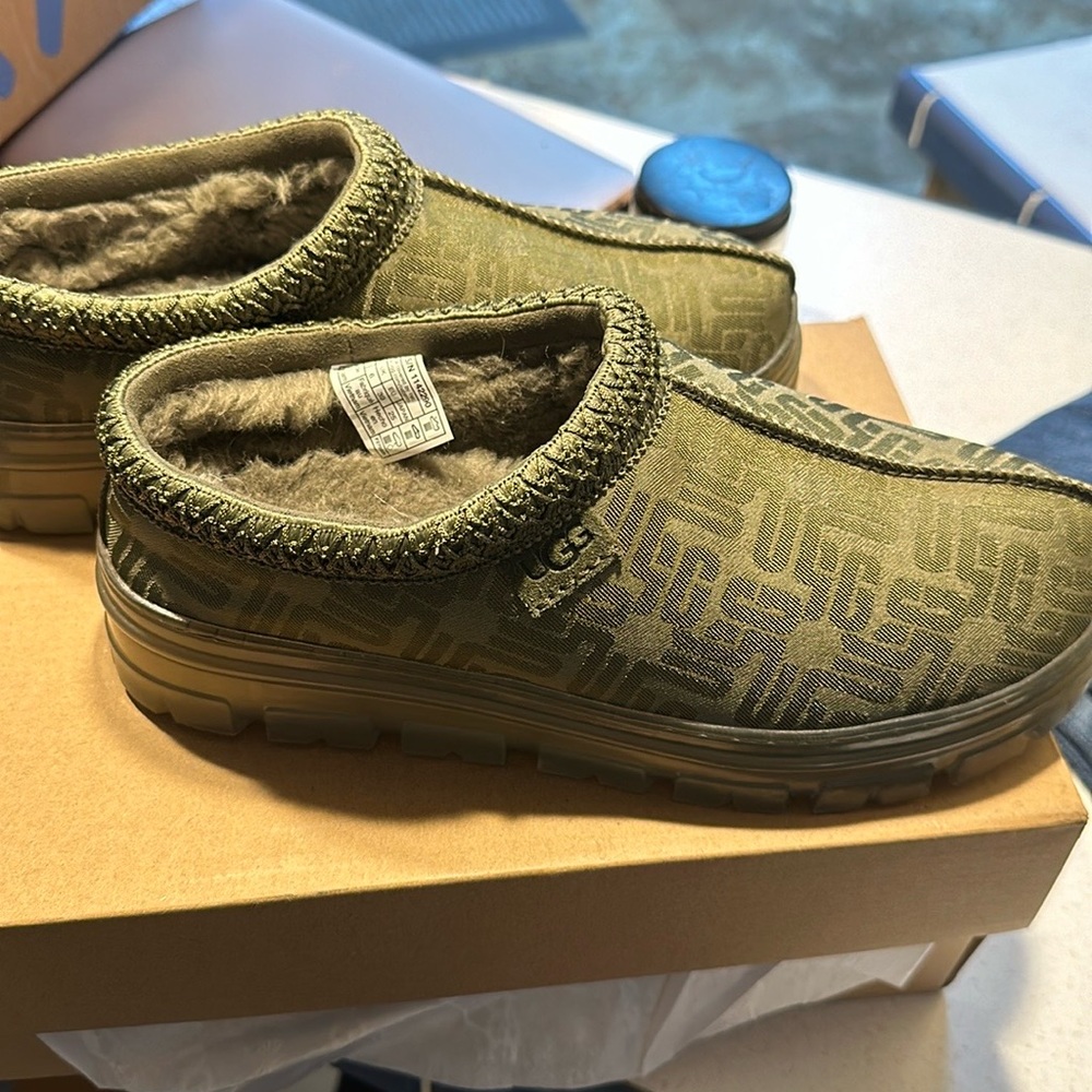 UGG TASMAN GRAPHIC MONOGRAM WOMEN SLIPPERS BURNT OLIVE. Size 8